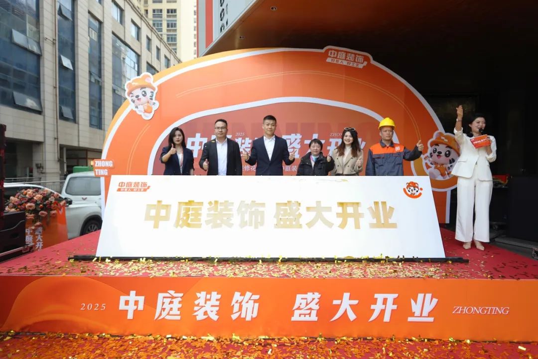中庭裝飾南寧總部2萬(wàn)㎡旗艦店盛大開(kāi)業(yè) 中庭裝飾南寧總部2萬(wàn)㎡旗艦店盛大開(kāi)業(yè)